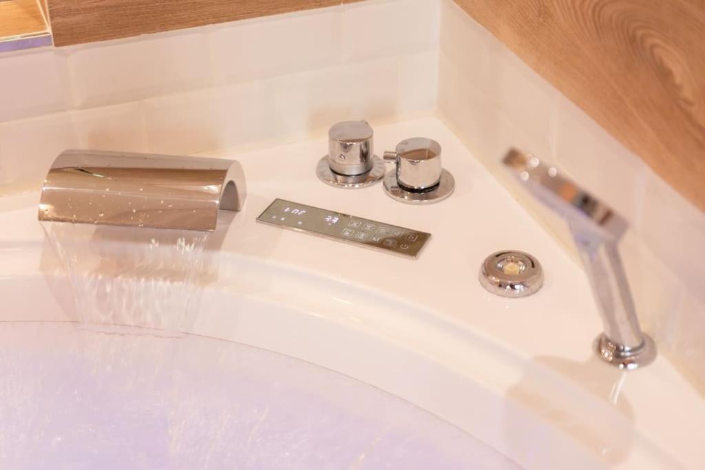 Suite Love Jacuzzi Montevrain Bagian luar foto