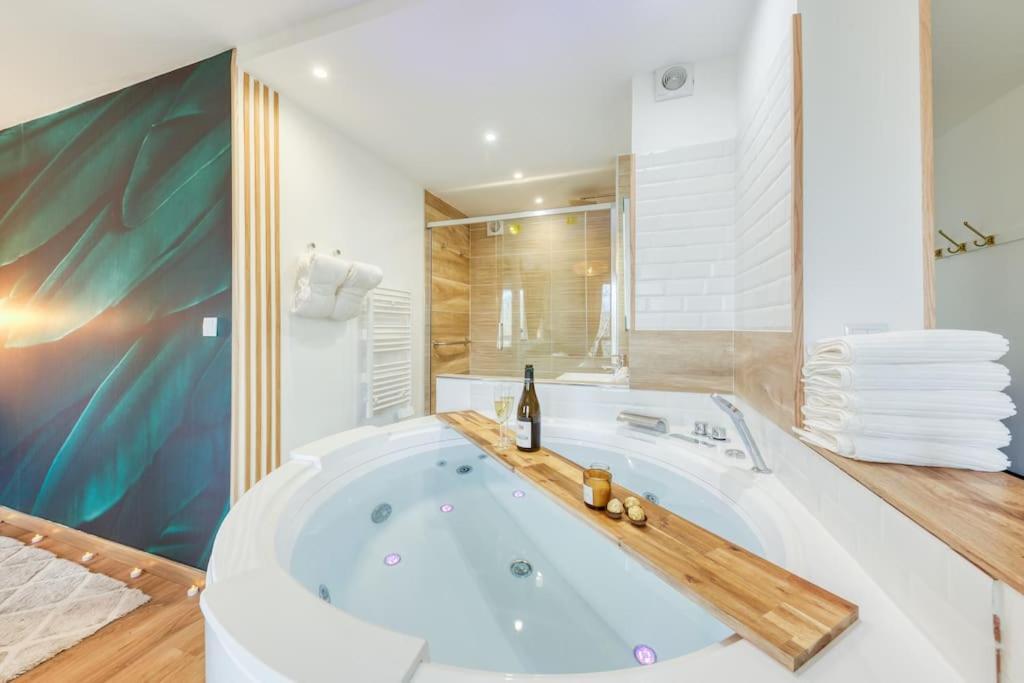 Suite Love Jacuzzi Montevrain Bagian luar foto