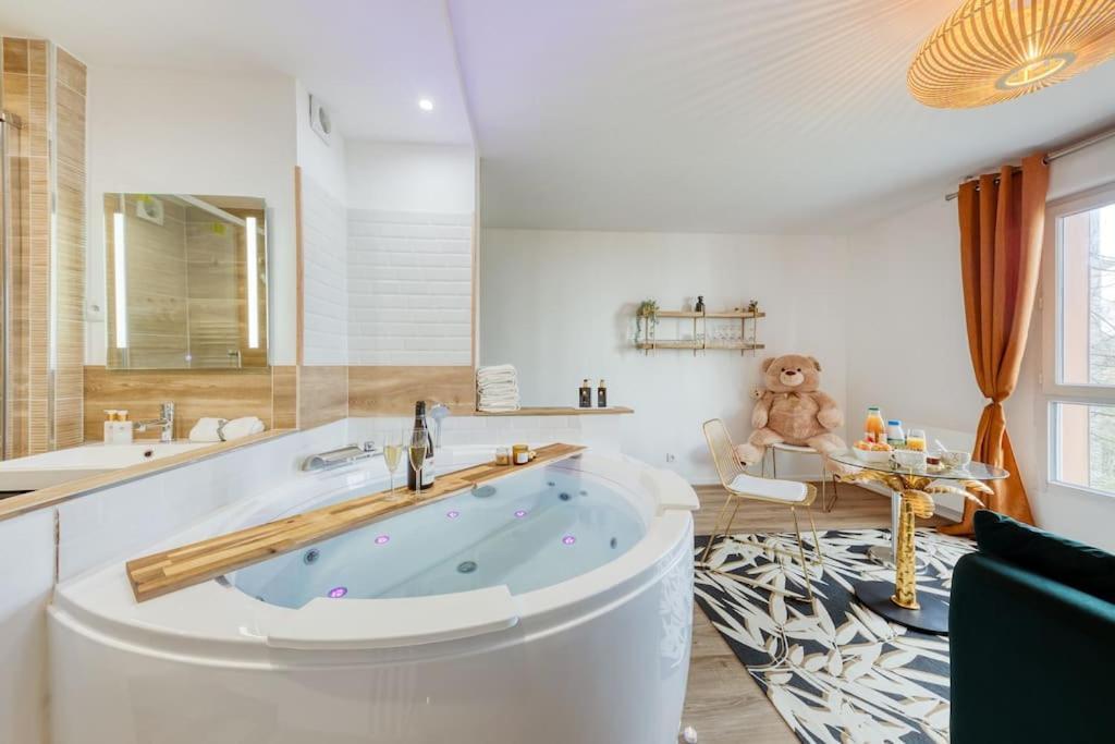 Suite Love Jacuzzi Montevrain Bagian luar foto