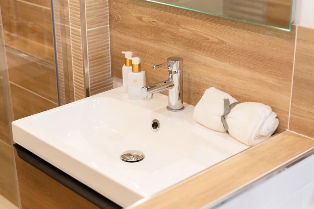 Suite Love Jacuzzi Montevrain Bagian luar foto