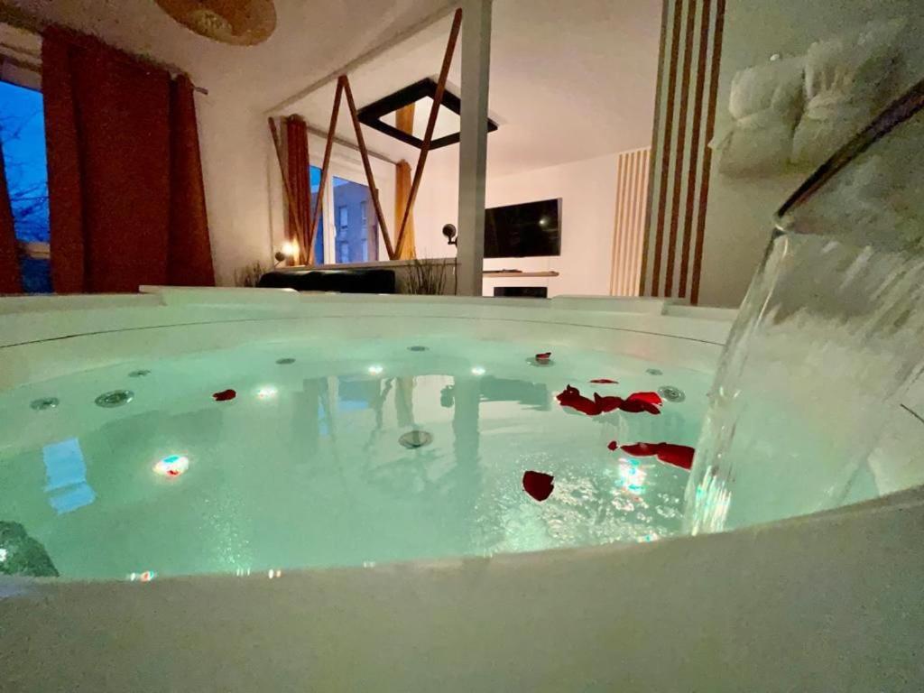Suite Love Jacuzzi Montevrain Bagian luar foto